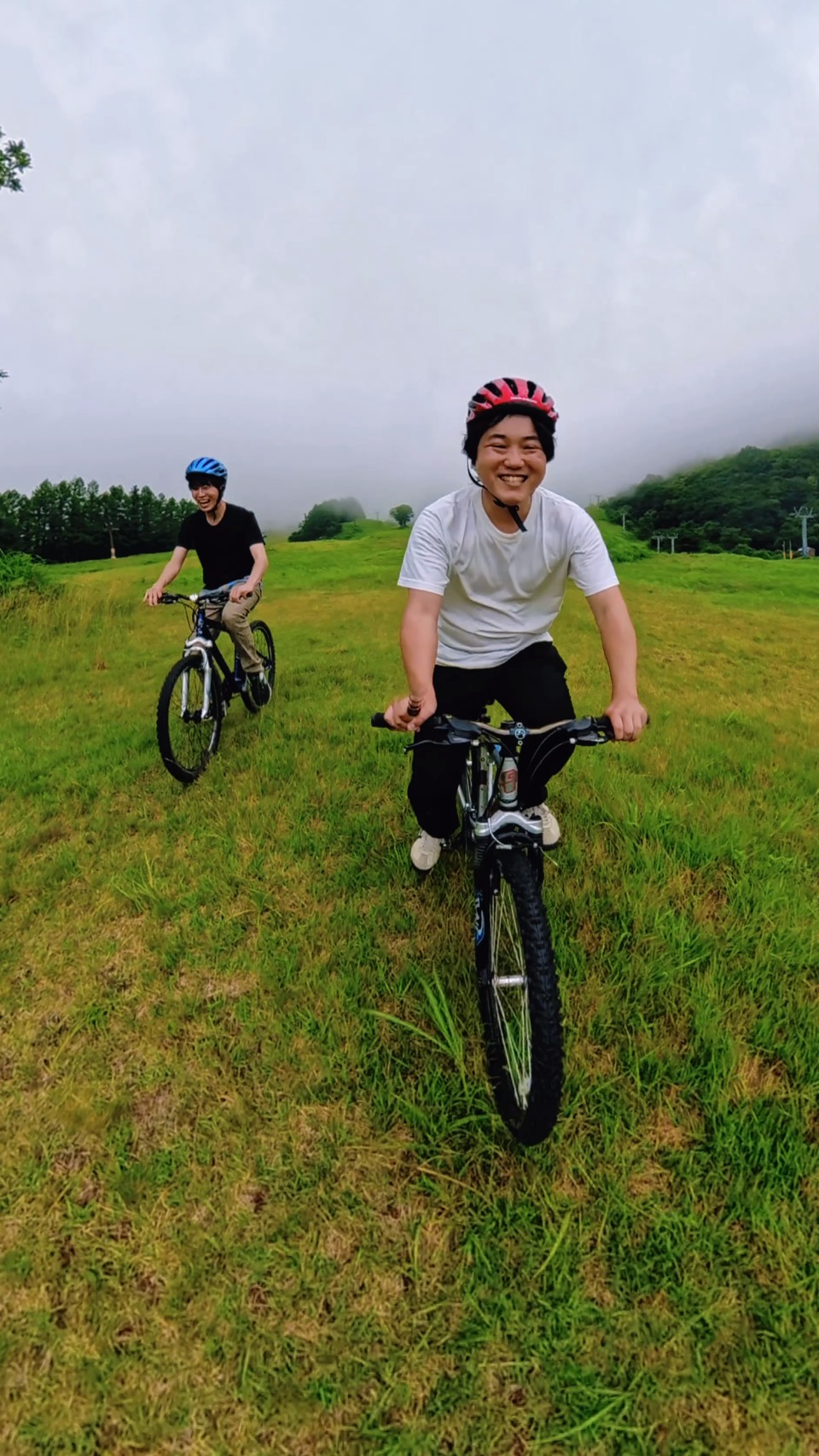 ハチ高原の芝生でマウンテンバイクに乗る様子